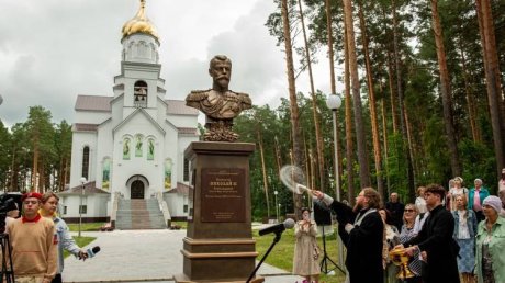 У храма в Заречном установили памятник Николаю II