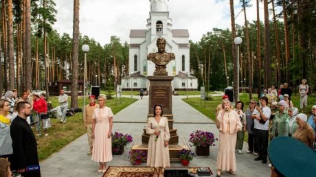 У храма в Заречном установили памятник Николаю II