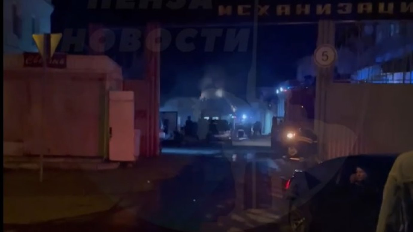 Загоревшееся здание в Заводском районе тушили 26 пожарных