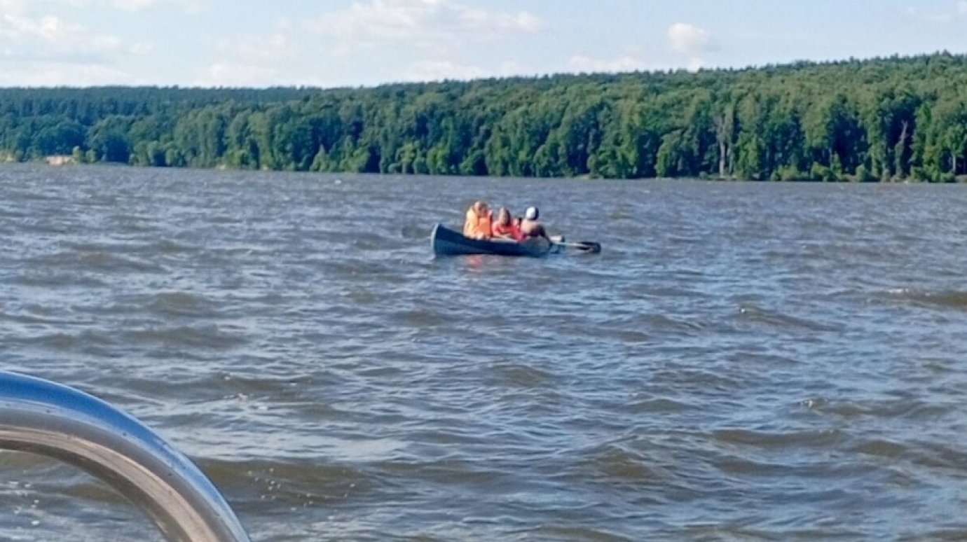 На Сурском водохранилище байдарку с детьми отнесло далеко от берега