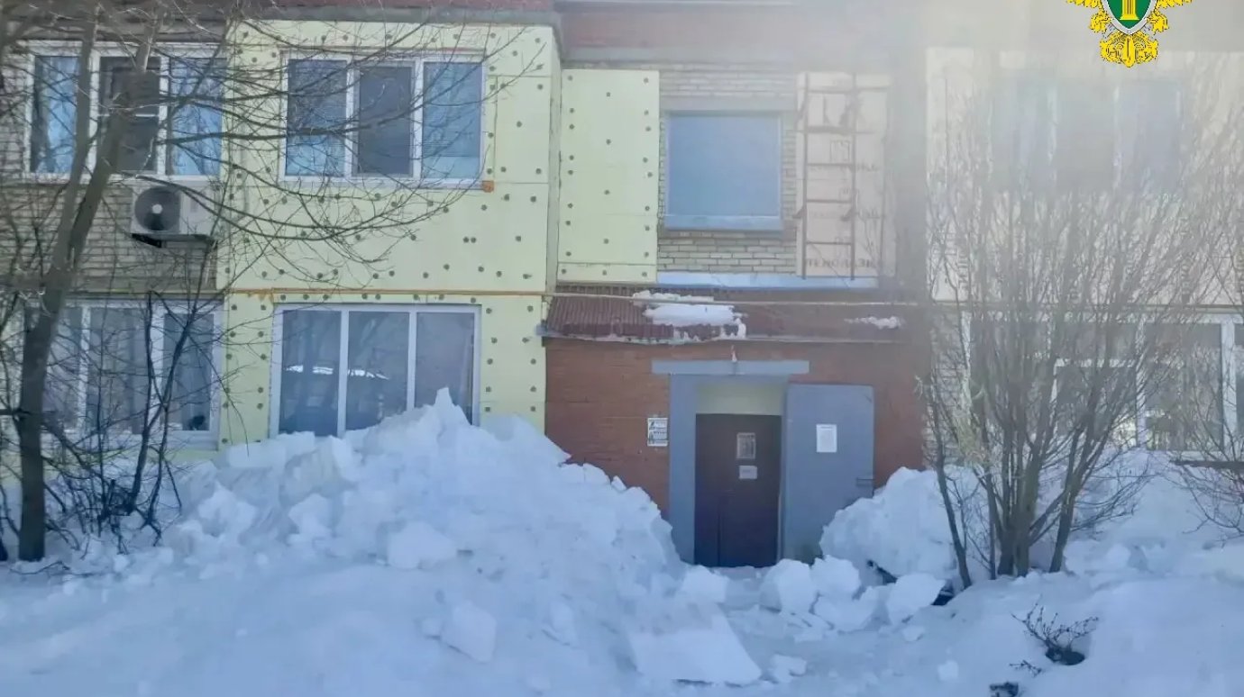 В Сосновоборске за падение наледи с крыши дома назначили штраф