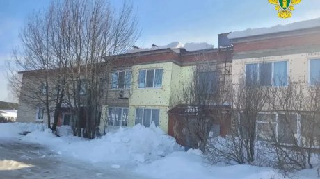 В Сосновоборске за падение наледи с крыши дома назначили штраф