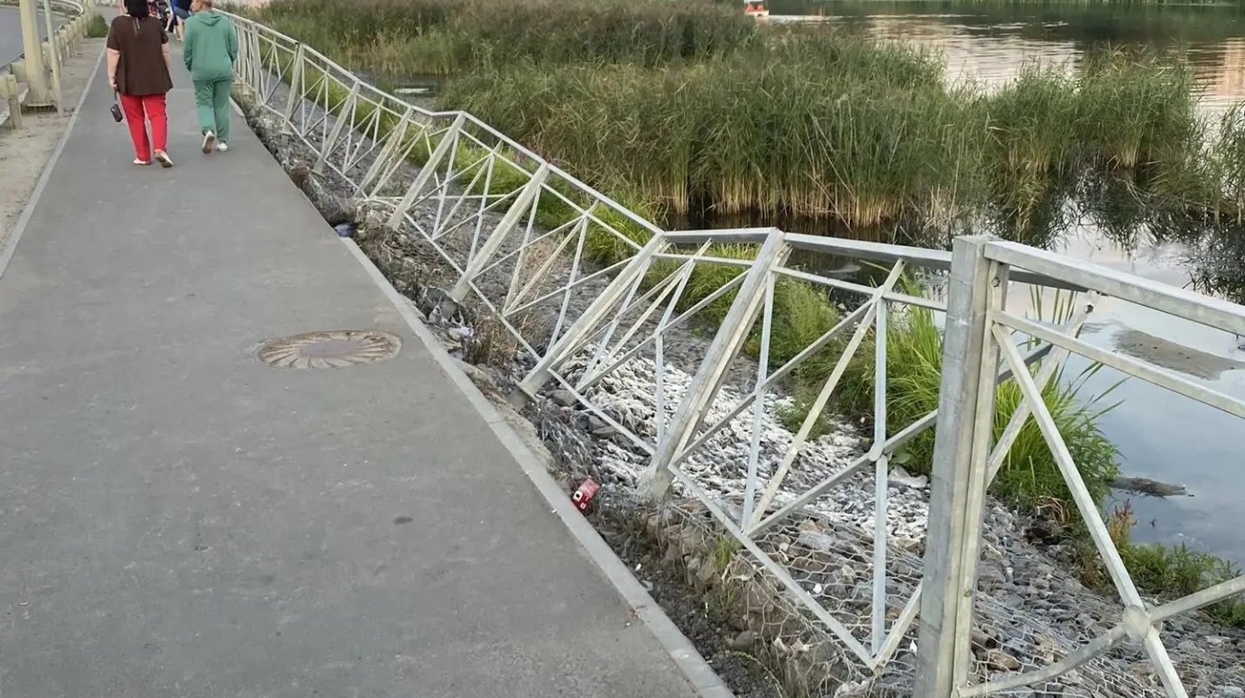 На улице Бутузова готово упасть ограждение тротуара
