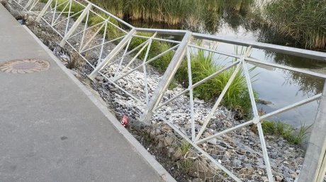 На улице Бутузова готово упасть ограждение тротуара