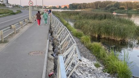 На улице Бутузова готово упасть ограждение тротуара