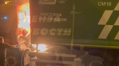 В центре Пензы пламя охватило мусоровоз