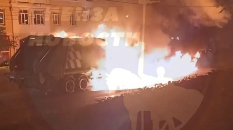В центре Пензы пламя охватило мусоровоз