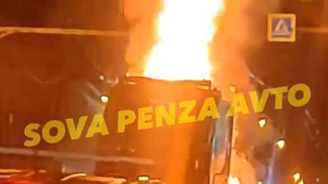 В центре Пензы пламя охватило мусоровоз
