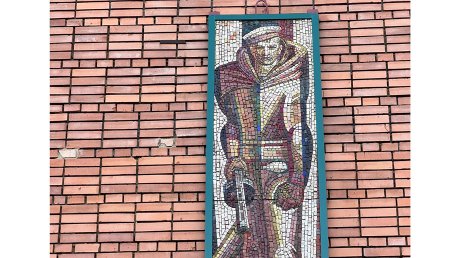 Энтузиасты привели в порядок мозаичные панно на улице Восточной