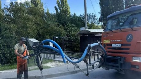На улицах Пензы продолжается ямочный ремонт дорог