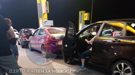В Трофимовке автолюбительница протаранила очередь на АЗС