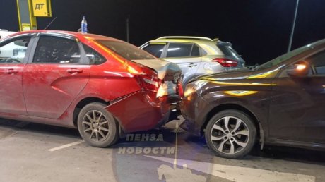 В Трофимовке автолюбительница протаранила очередь на АЗС