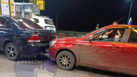 В Трофимовке автолюбительница протаранила очередь на АЗС