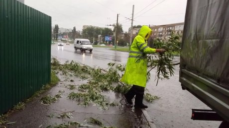 В Пензе коммунальщики борются с последствиями непогоды