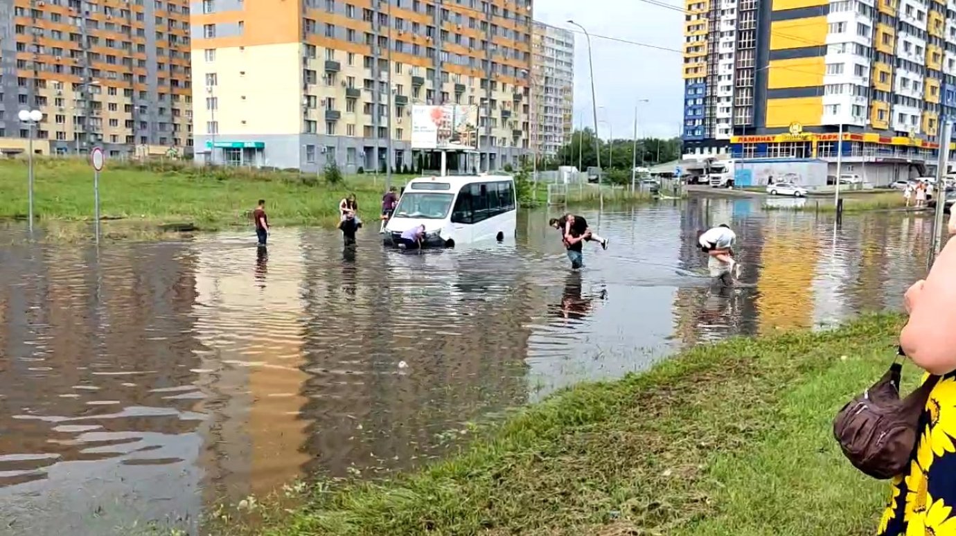 В Пензе микроавтобус с детьми застрял посреди Арбековского пролива