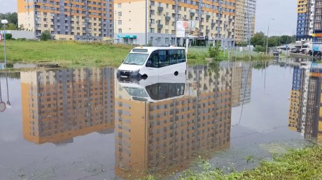 В Пензе микроавтобус с детьми застрял посреди Арбековского пролива