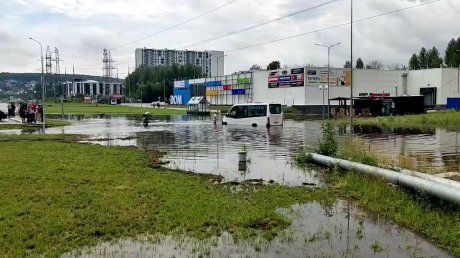 В Пензе микроавтобус с детьми застрял посреди Арбековского пролива