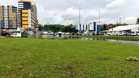 В Пензе микроавтобус с детьми застрял посреди Арбековского пролива