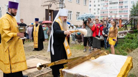 На улице Ново-Казанской в Пензе освятили крест и купола нового храма