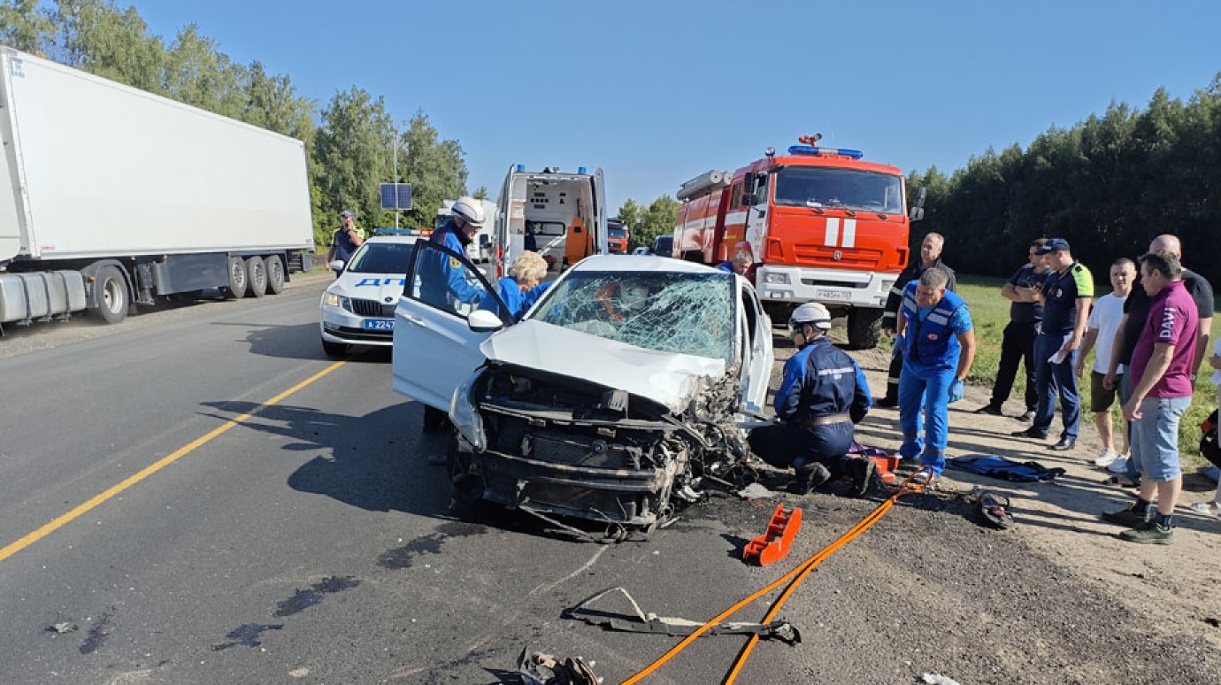 Под Богословкой столкнулись Hyundai Solaris и КамАЗ