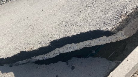 На улице Бутузова провалилась пешеходная зона
