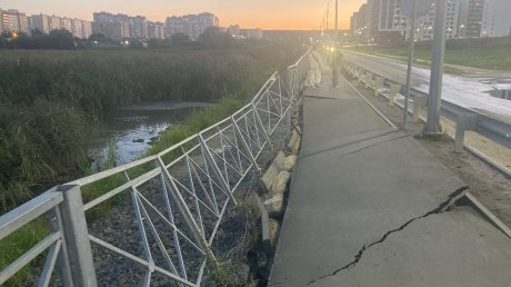 На улице Бутузова провалилась пешеходная зона