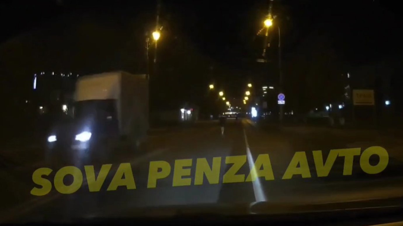 В Пензе подростки в темноте ездят на самокатах посреди проезжей части