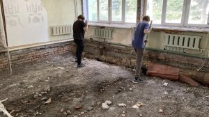 В поликлинике на ул. Парковой снимают старые полы и очищают стены