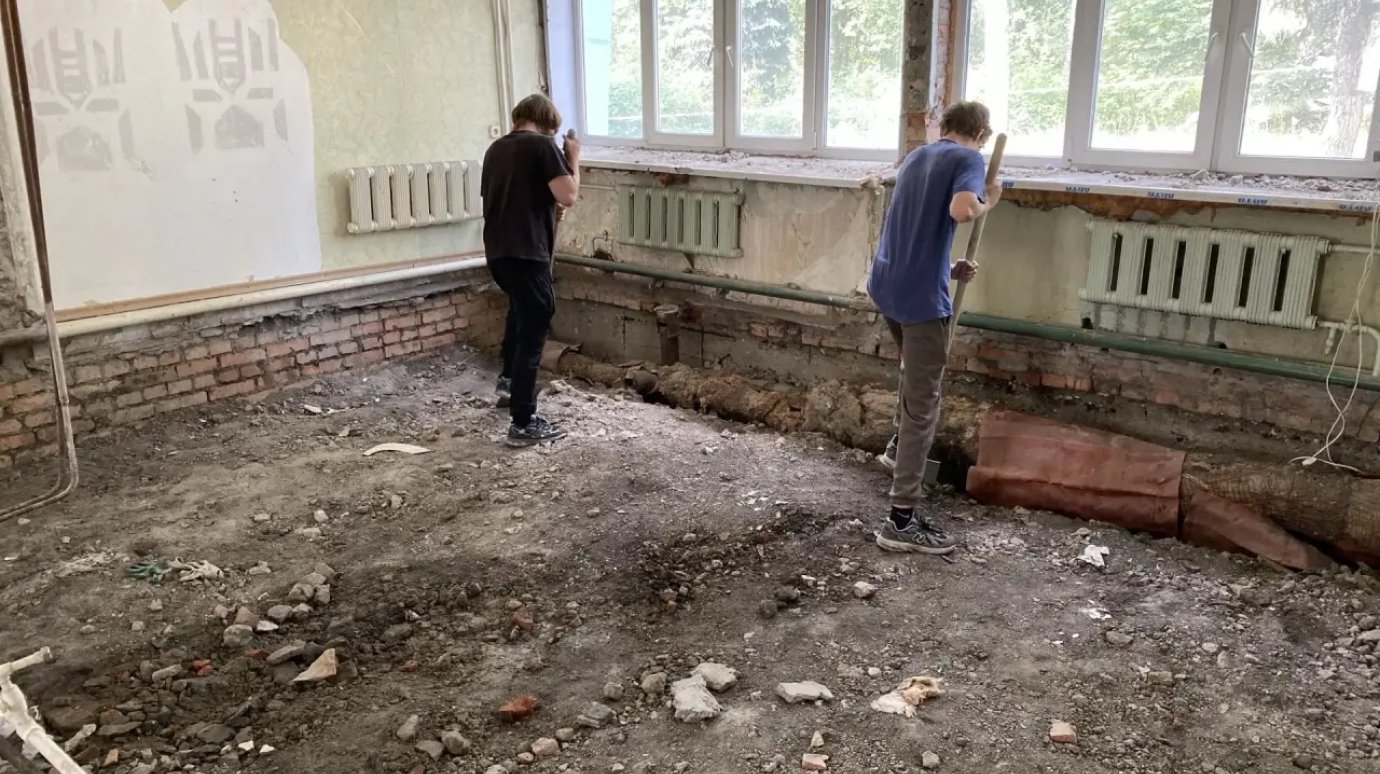 В поликлинике на ул. Парковой снимают старые полы и очищают стены