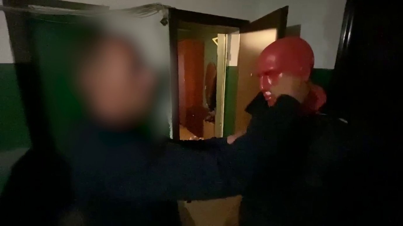 Двое мужчин помогли занести холодильник и избили пензенца