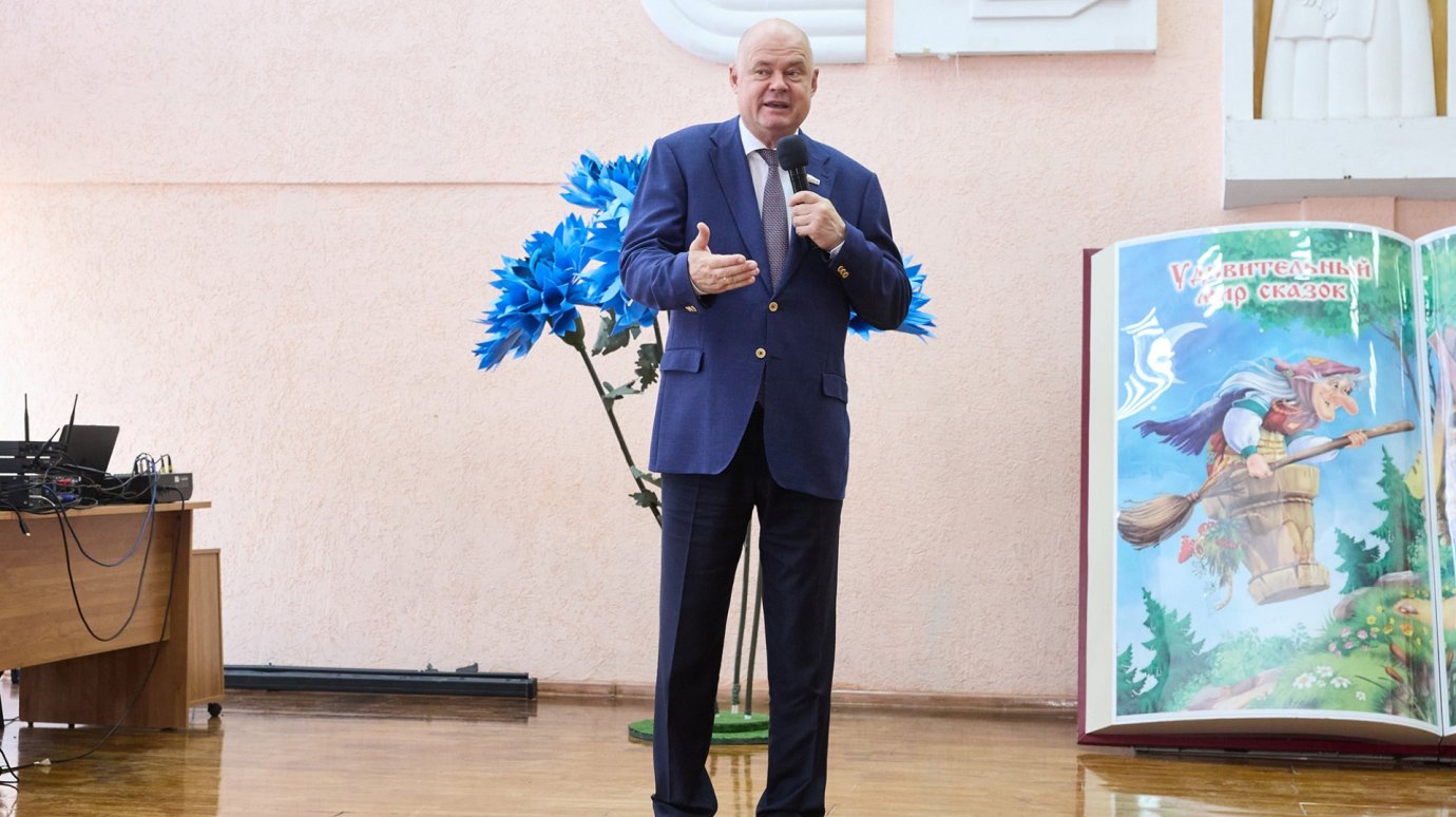 Вадим Супиков вручил детям наборы школьных принадлежностей