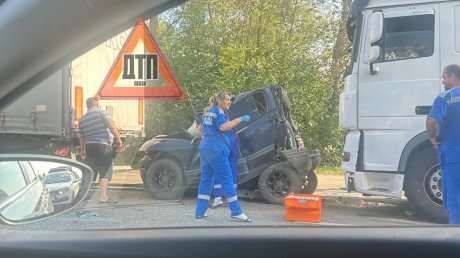 На М-5 спасатели достали мужчину из Chevrolet, зажатого между фурами