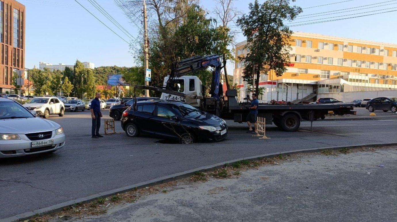 В провал на пересечении Ставского и Захарова попали несколько машин