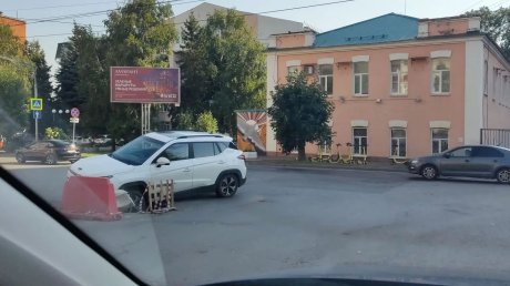 В провал на пересечении Ставского и Захарова попали несколько машин