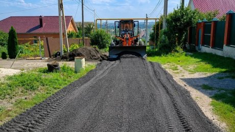 В Заре дороги отсыпают асфальтобетонной крошкой