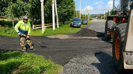 В Заре дороги отсыпают асфальтобетонной крошкой
