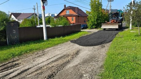 В Заре дороги отсыпают асфальтобетонной крошкой