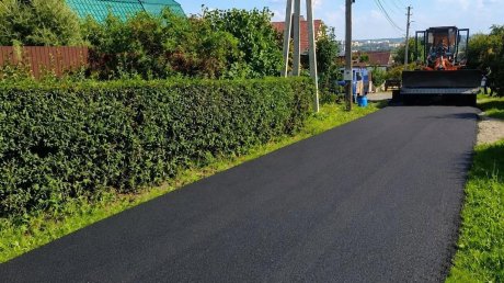 В Заре дороги отсыпают асфальтобетонной крошкой