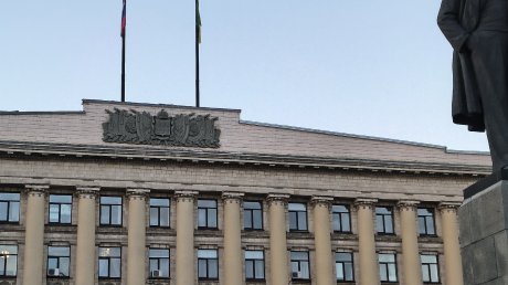 На здании правительства Пензенской области появился герб СССР