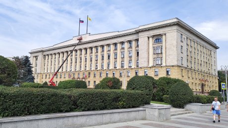 На здании правительства Пензенской области появился герб СССР