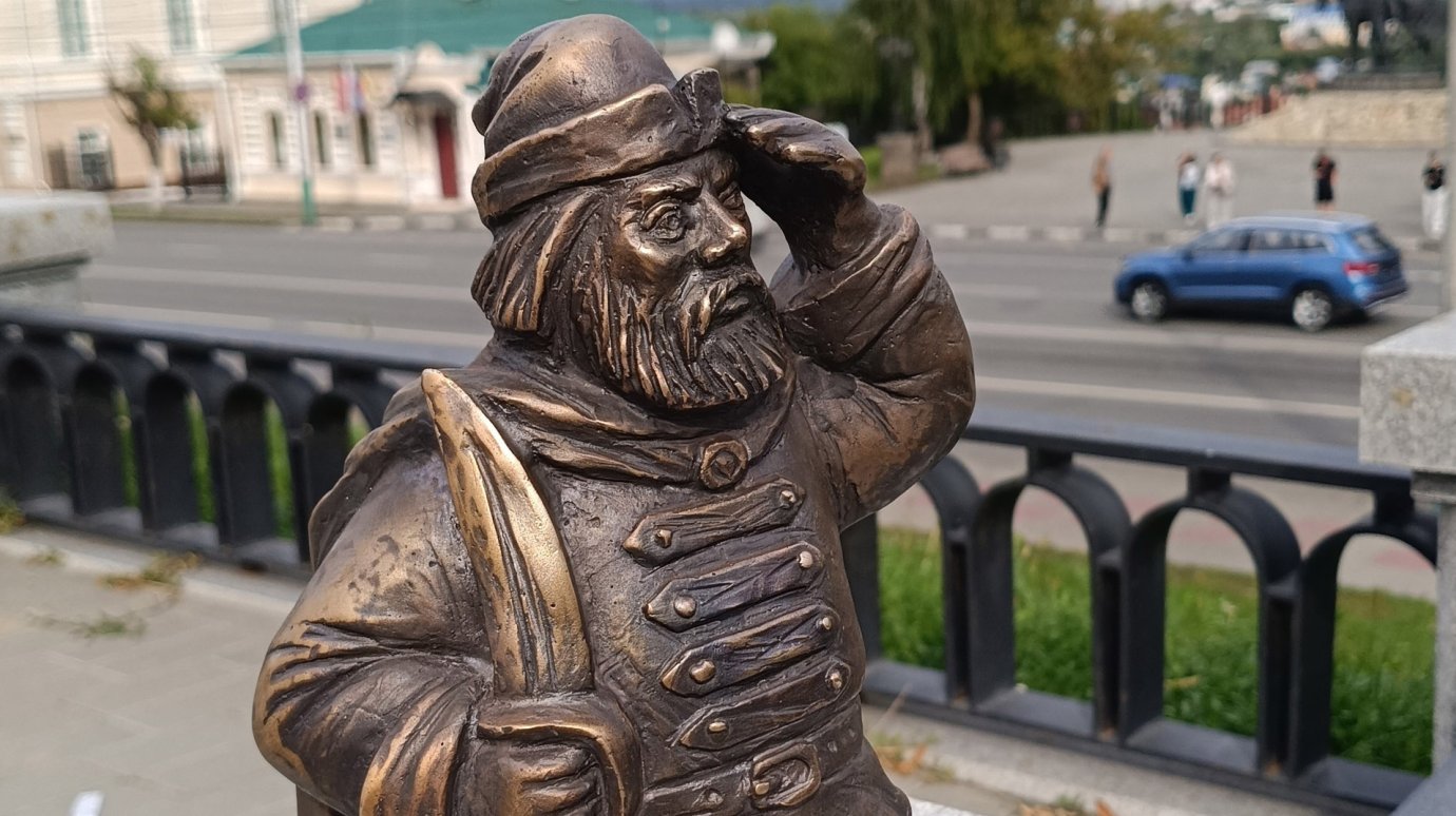 В Пензе начали устанавливать фигуры «пензяков-добряков»