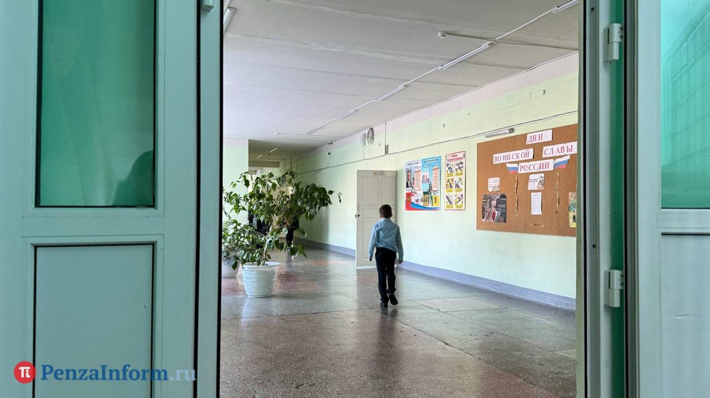 Врач: Не стоит покупать школьную форму на вырост