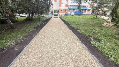В сквере Героев-чернобыльцев асфальтируют пешеходные дорожки