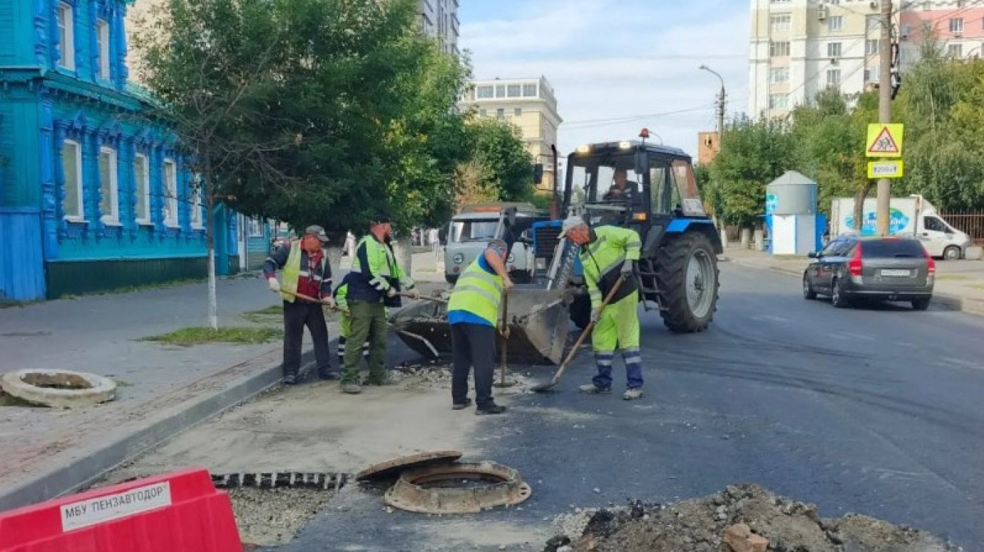 На улице М. Горького привели в порядок провалившиеся колодцы