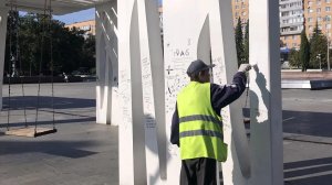 На Фонтанной площади в Пензе снова разрисовали стойки качелей