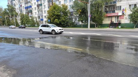 В Пензе канализация разлилась по улице Суворова