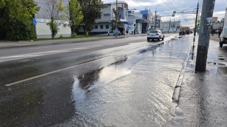 В Пензе канализация разлилась по улице Суворова