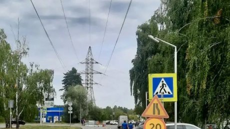 На проспекте Мира в Заречном провалился асфальт