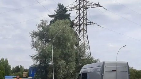 На проспекте Мира в Заречном провалился асфальт