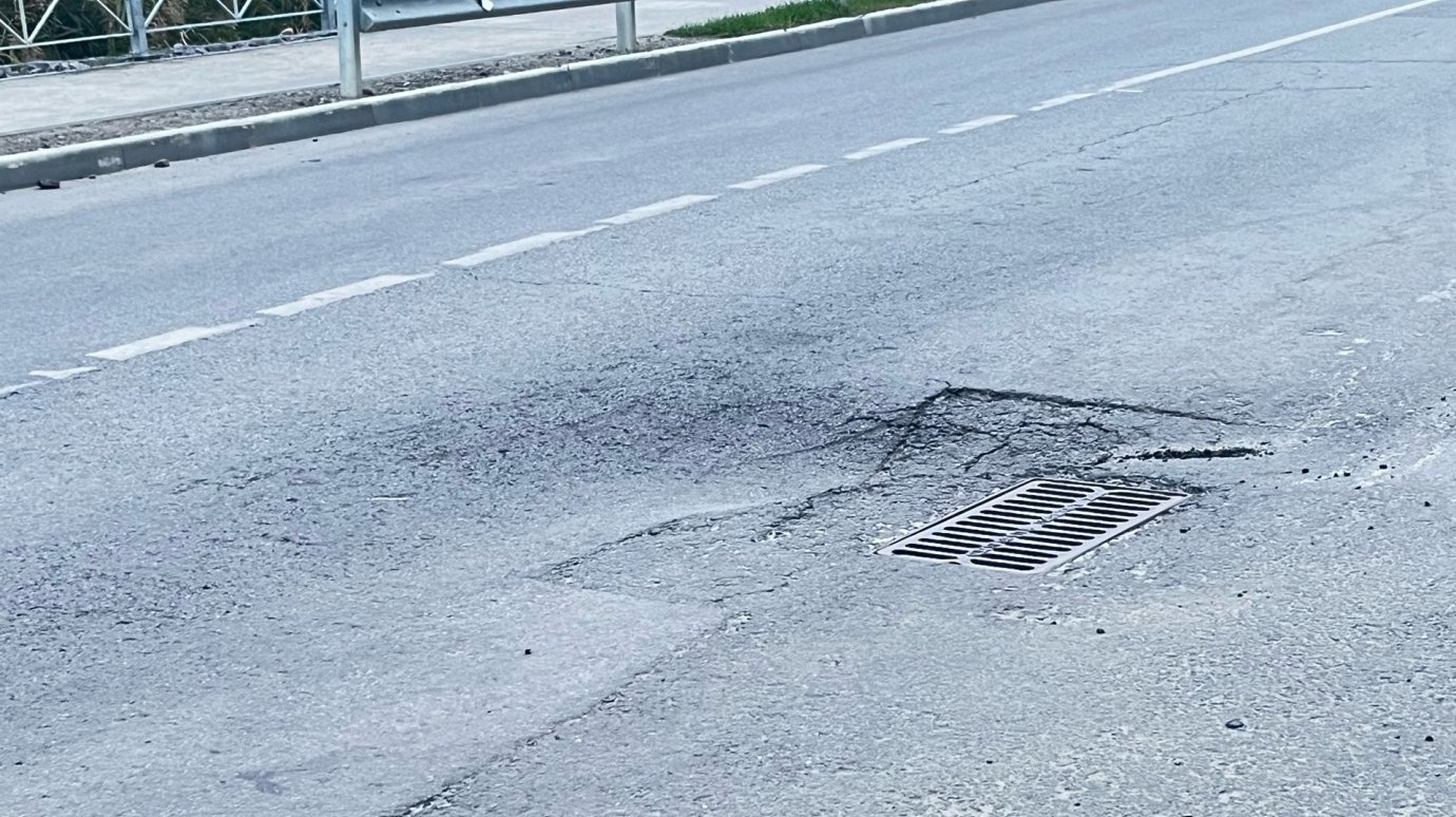 На улице Бутузова начала проваливаться проезжая часть